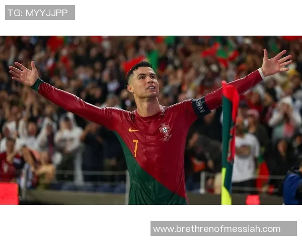 足球明星们纷纷模仿C罗的经典动作与庆祝方式引发热议 足球明星们纷纷模仿C罗的经典动作与庆祝方式引发热议